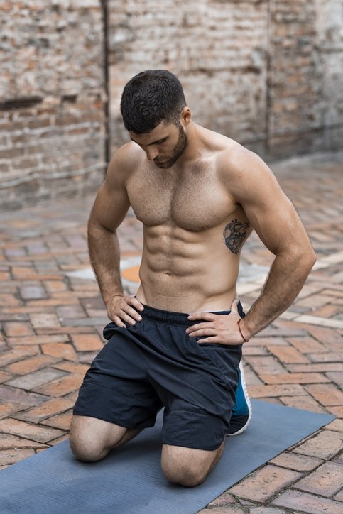 ATHLETIC MAN EXERCISING OUTDOORS