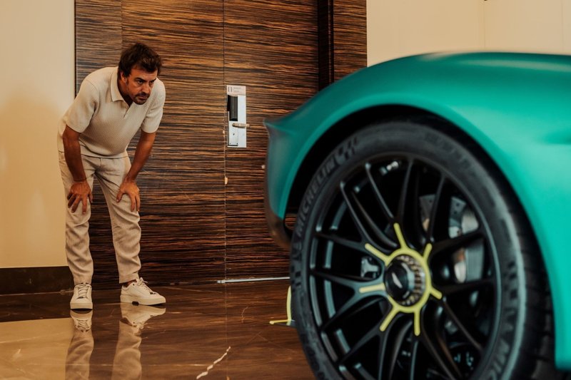 Fernando Alonso Aston Martin Valkyrie