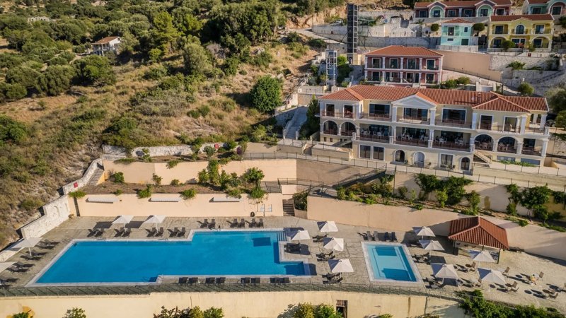 Μια κομψή εμπειρία διαμονής με θέα το Ιόνιο μάς περιμένει στην Κεφαλονιά