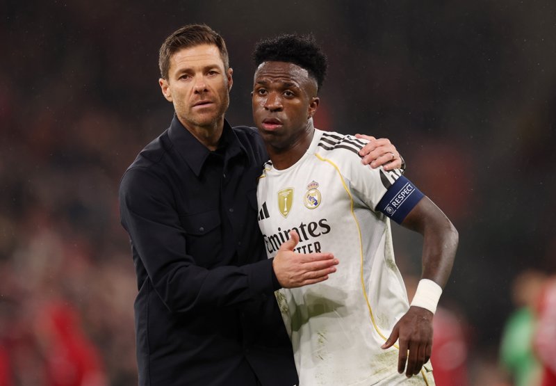 Ο Xabi Alonso με τον Vinicus Junior