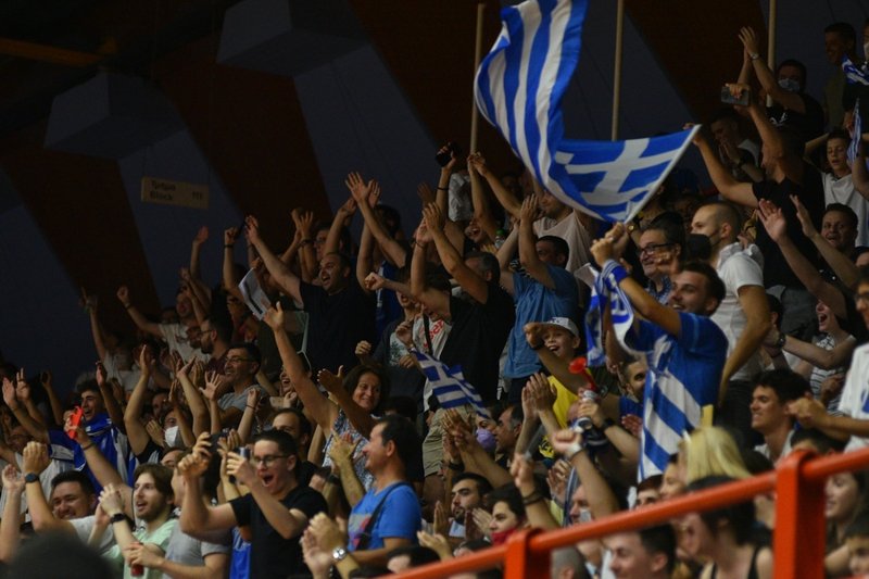 Κατάμεστο το γήπεδο στη Λάρισα