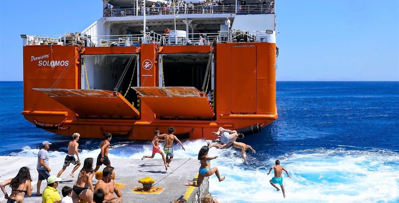 Δείτε την τέλεια παραλία με άμμο στην Αττική - εικόνα 1