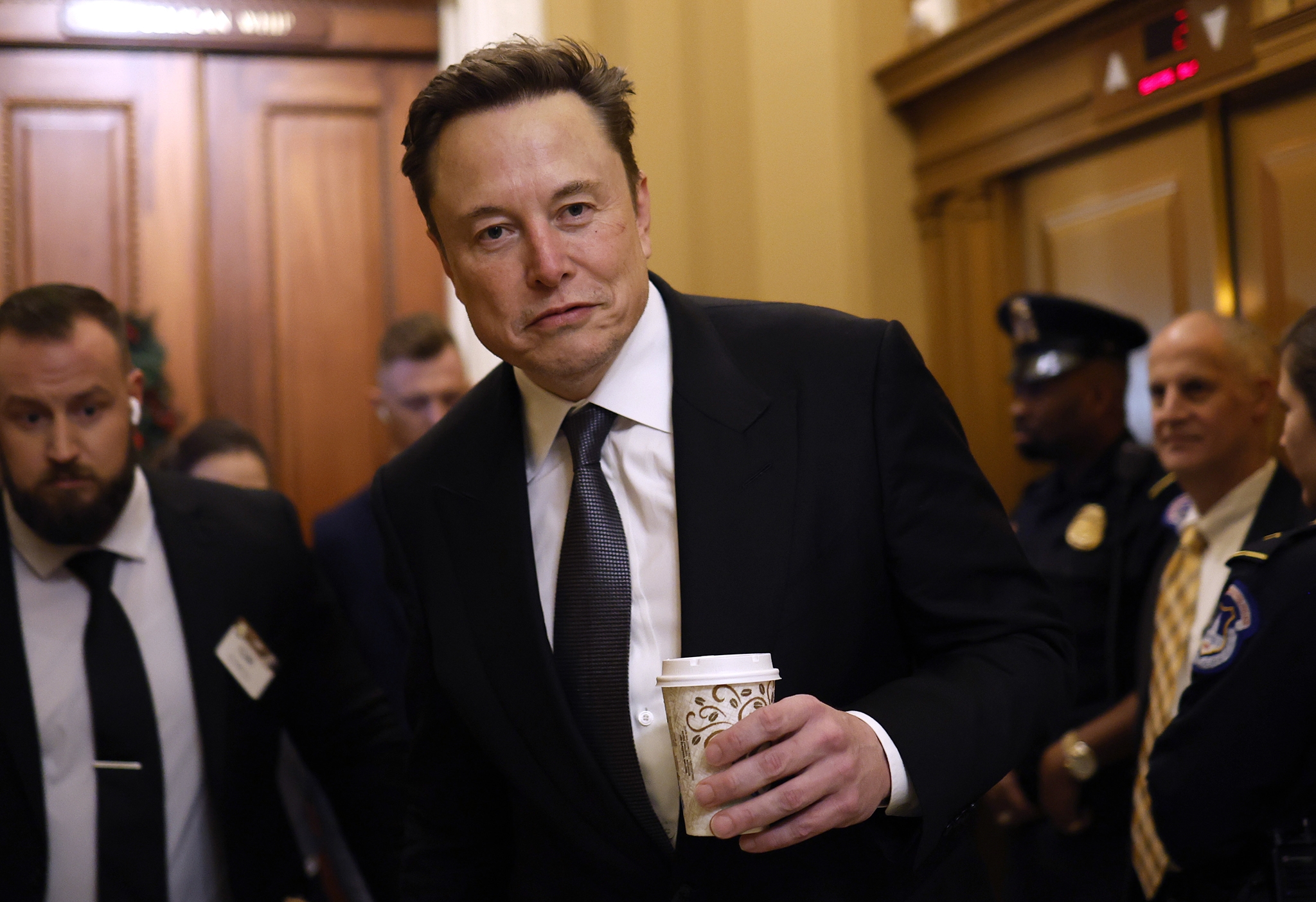 O Elon Musk ως αδυνατισμένος Άγιος Βασίλης είναι ό,τι πιο cringe είδαμε σήμερα - εικόνα 1