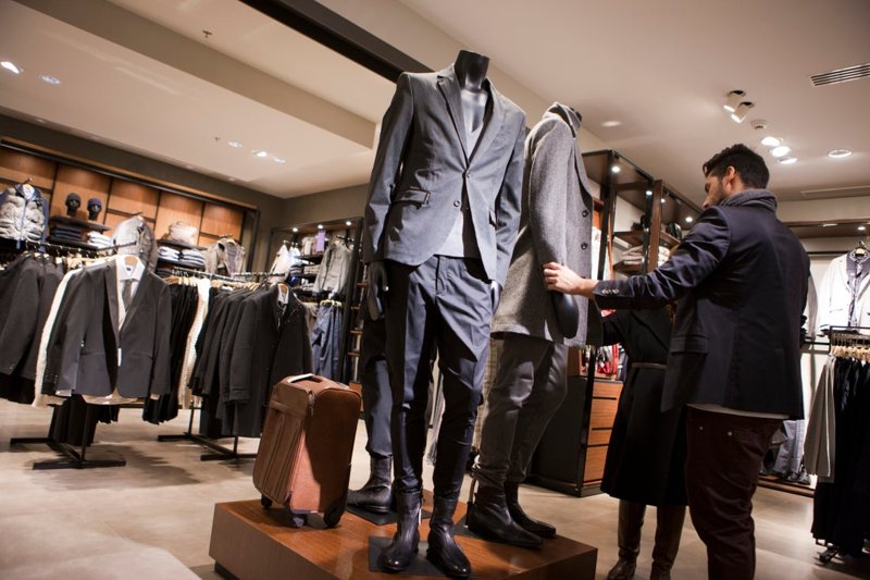 MAN SHOPPING AT ZARA