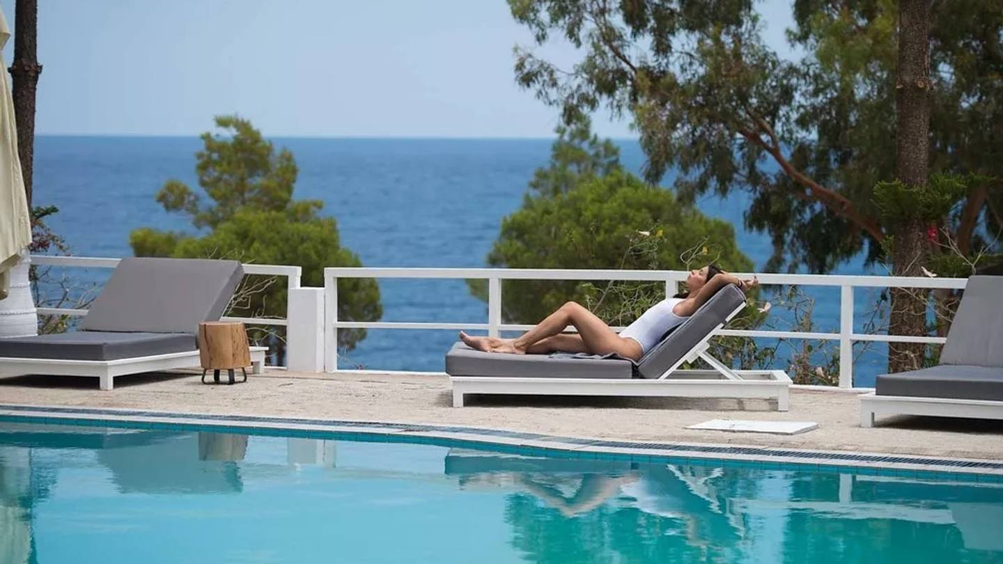 Ποιος είπε ότι η Μονεμβασιά δεν είναι για καλοκαίρι; Ζήσε την μέσα από το Akra Morea Hotel & Residences