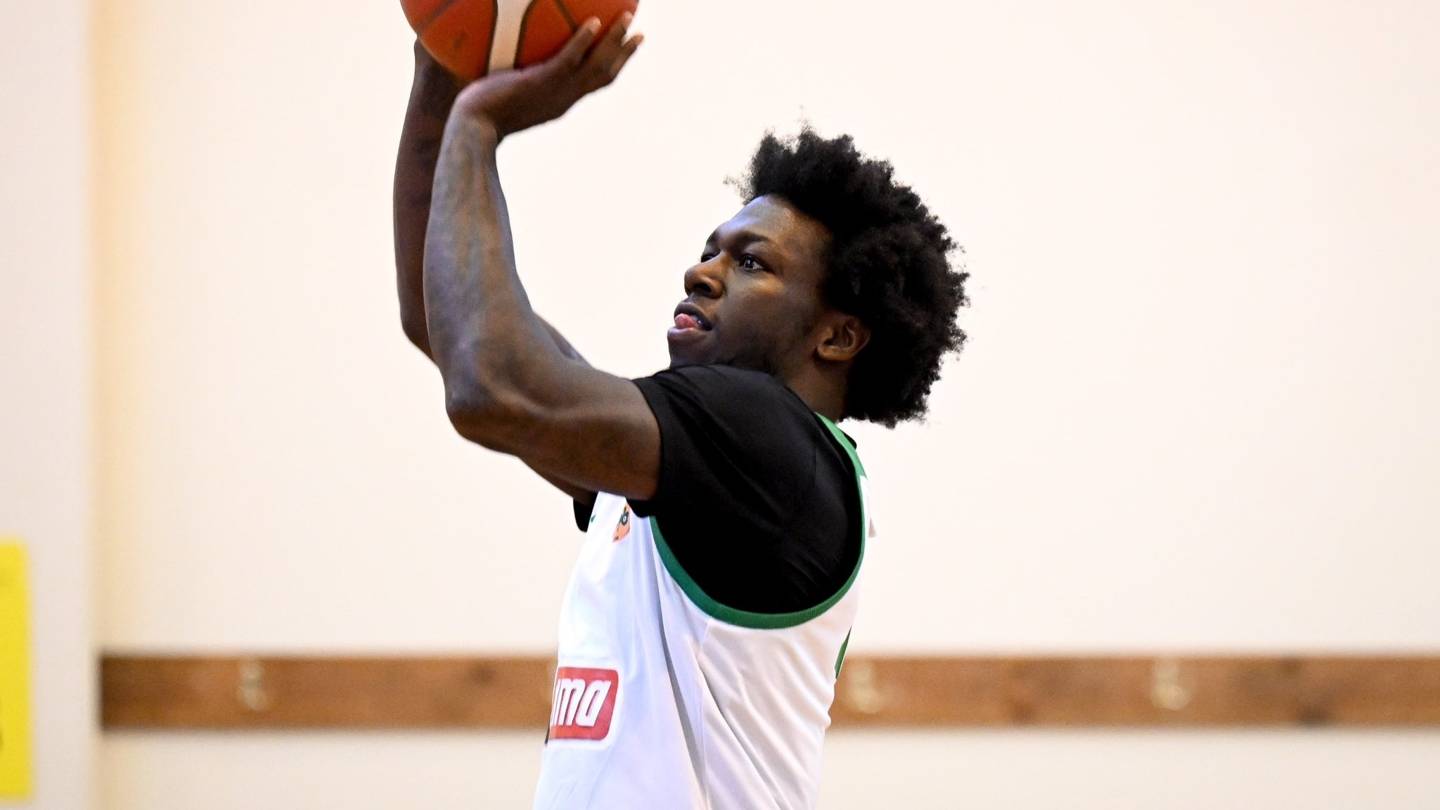 Έγινε και αυτό: Ο Kendrick Nunn τραγούδησε το 'Δε θα πας πουθενά' της Πέγκυς Ζήνα (video)