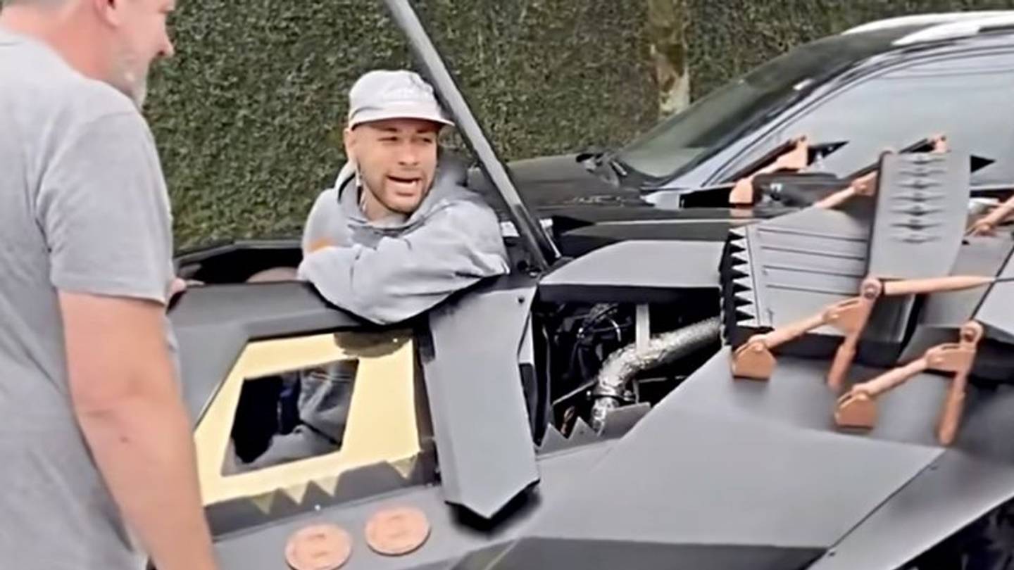 Ο Neymar έδωσε 1,4 εκατ. ευρώ για Batmobile που δεν έχει άδεια κυκλοφορίας (video)