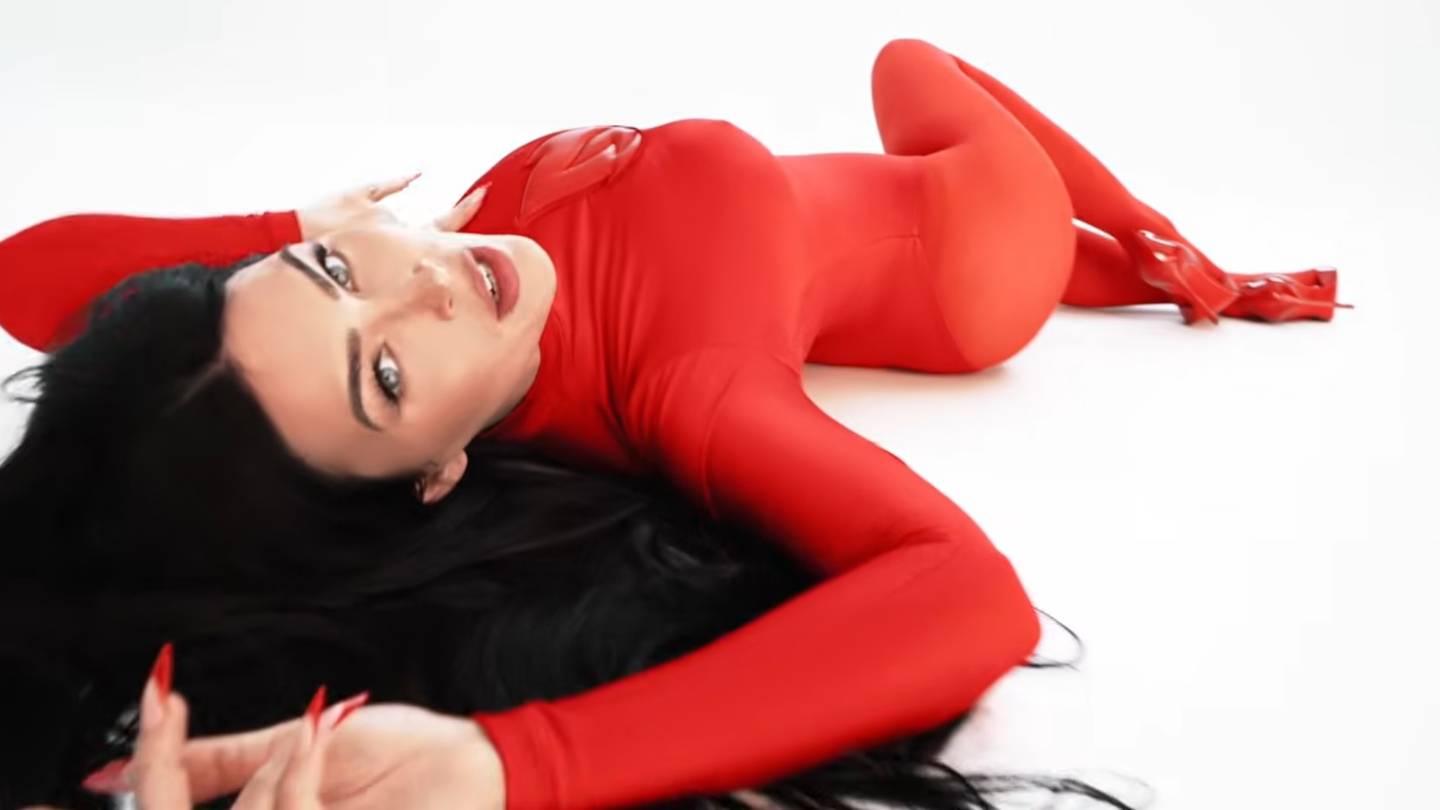 Η Megan Fox ντύθηκε στα κόκκινα και μόλις θεράπευσε κάθε ανδρική αδυναμία
