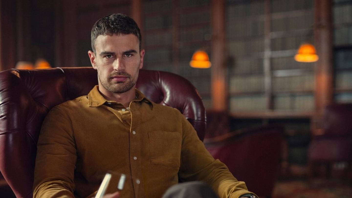 Theo James, o ελληνικής καταγωγής ηθοποιός που πρωταγωνιστεί στο The Gentlemen