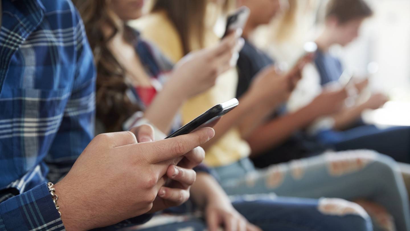 Με ποιόν τρόπο η Ευρώπη θέλει να κρατήσει τους ανηλίκους μακριά από τα social media