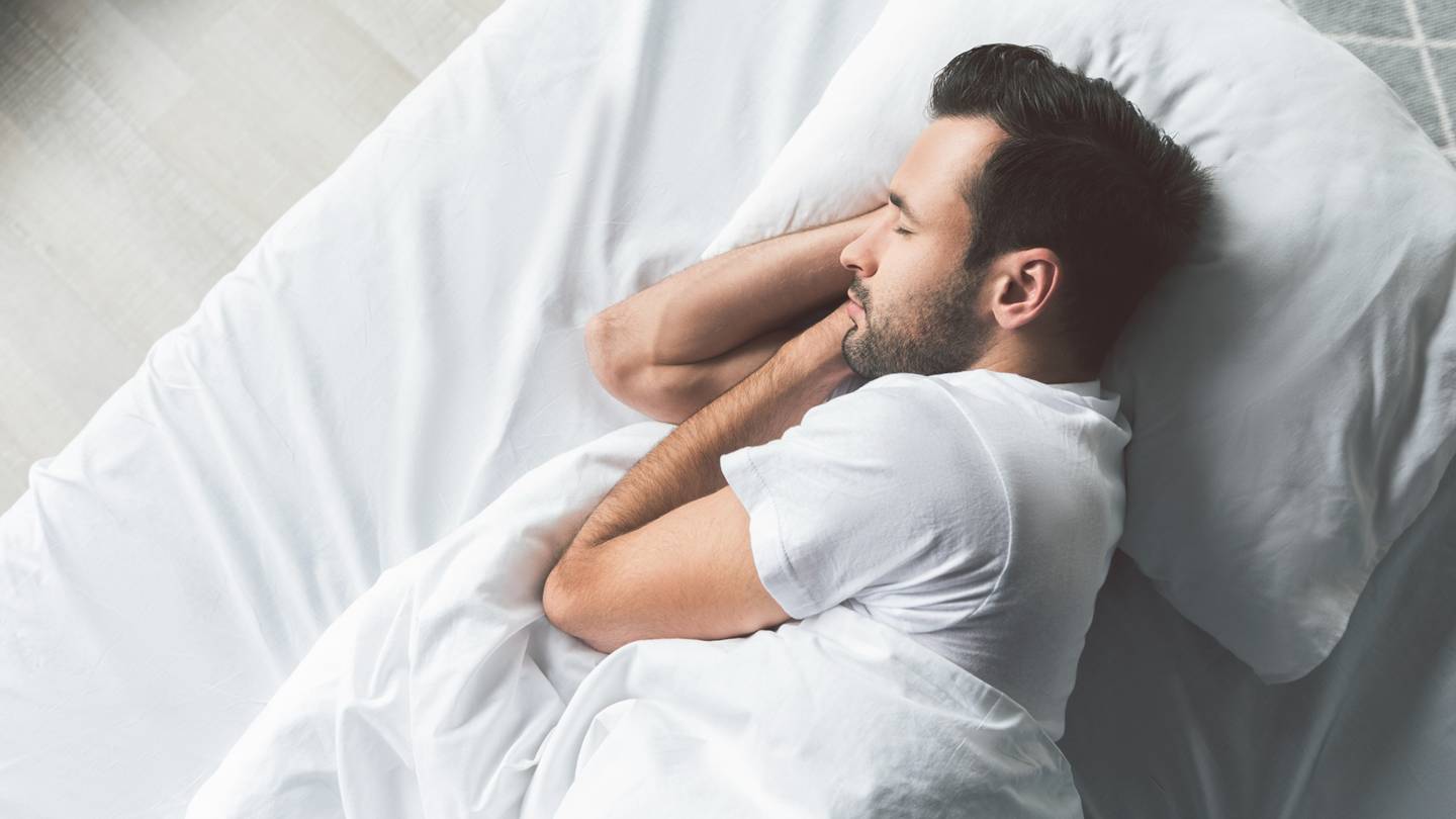 5 τροφές που πρέπει να αποφεύγεις αν θες να σταματήσεις να ροχαλίζεις