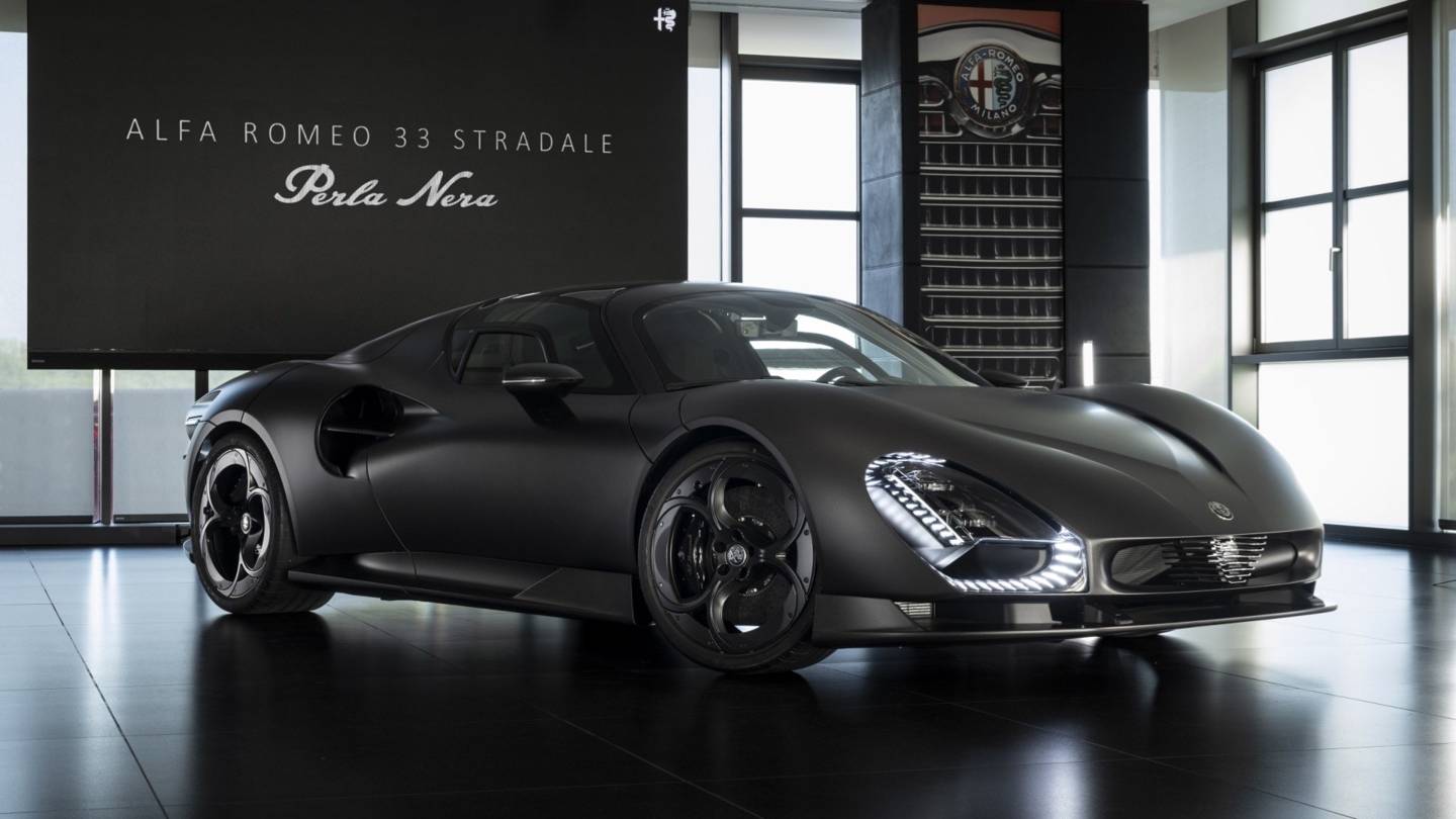 Η μοναδική μαύρη Alfa Romeo 33 Stradale χωρίς βαφή - Χρειάστηκαν τρία χρόνια για την κατασκευή της