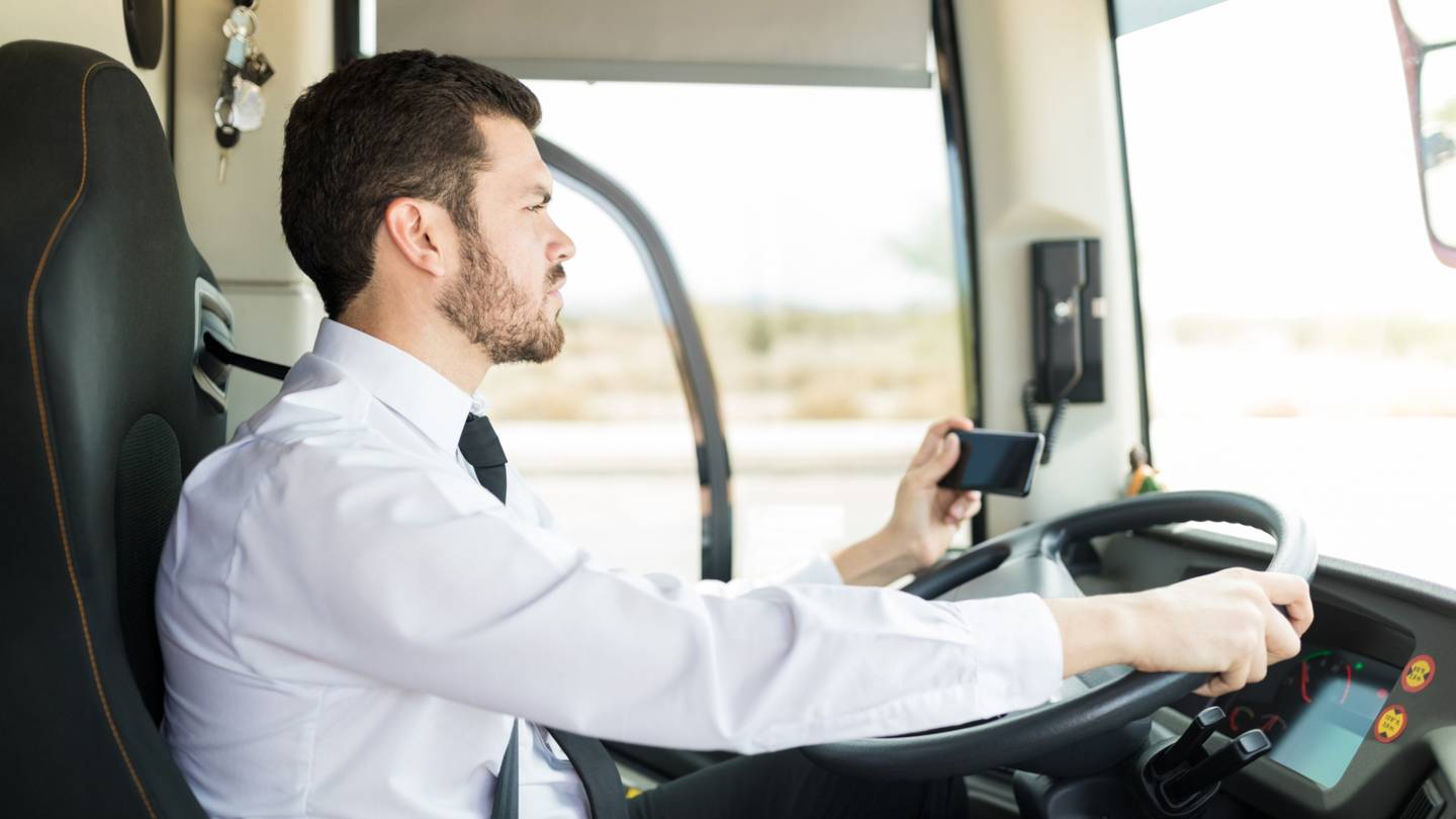 Οδηγός ΚΤΕΛ τερματίζει το multitasking με τσιγάρο και κινητό ενώ οδηγεί (video)