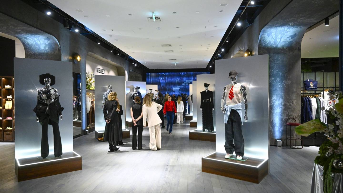 Η Answear περνά σε άλλη εποχή με το πρώτο της fashion show 