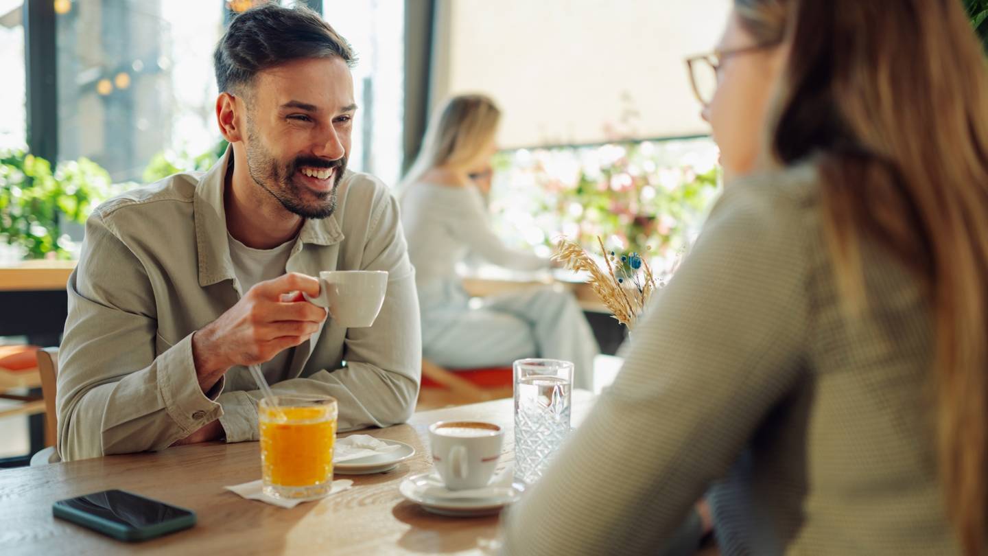 Το dating έγινε performance και οι άντρες έχουν κουραστεί να παίζουν έναν ρόλο