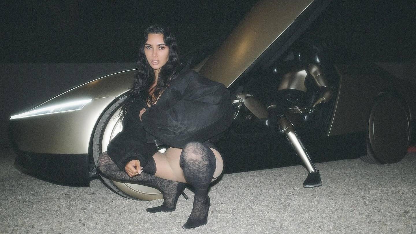 Η Kim Kardashian λύνει το μυστήριο για τις φωτογραφίες με το Tesla Cybercab