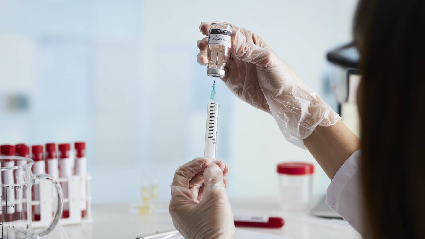 Η Βρετανία είναι η πρώτη χώρα παγκοσμίως που ενέκρινε το εμβόλιο των AstraZeneca/Οξφόρδης