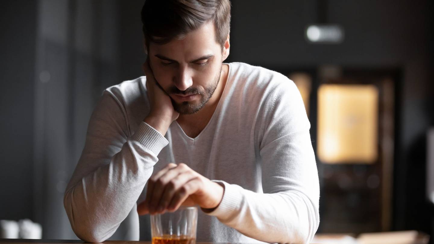 Τι αλλάζει στη σχέση ενός άνδρα με το αλκοόλ όταν μένει μόνος