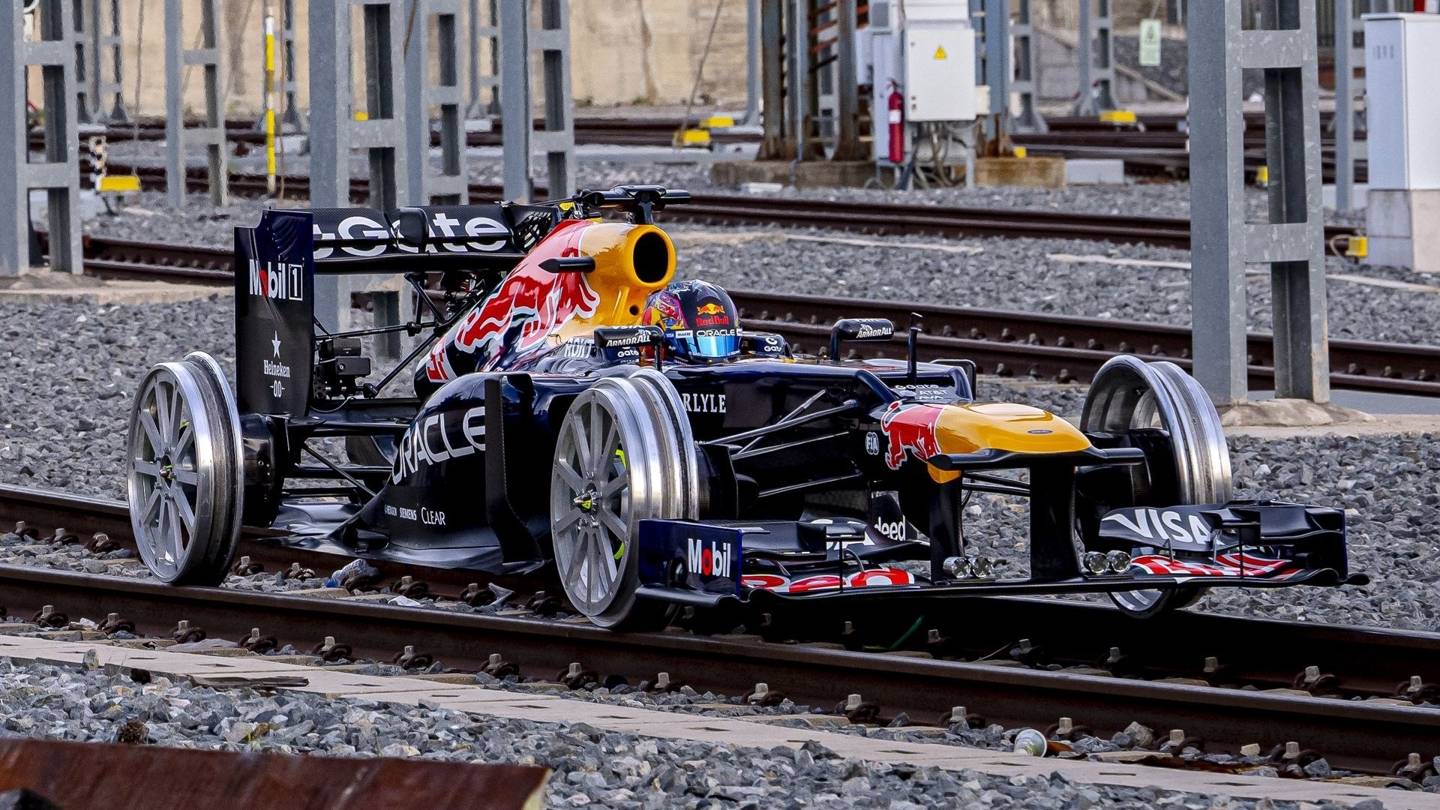 F1: Δείτε μια Red Bull να κάνει βόλτα στις γραμμές του Μετρό της Μαδρίτης