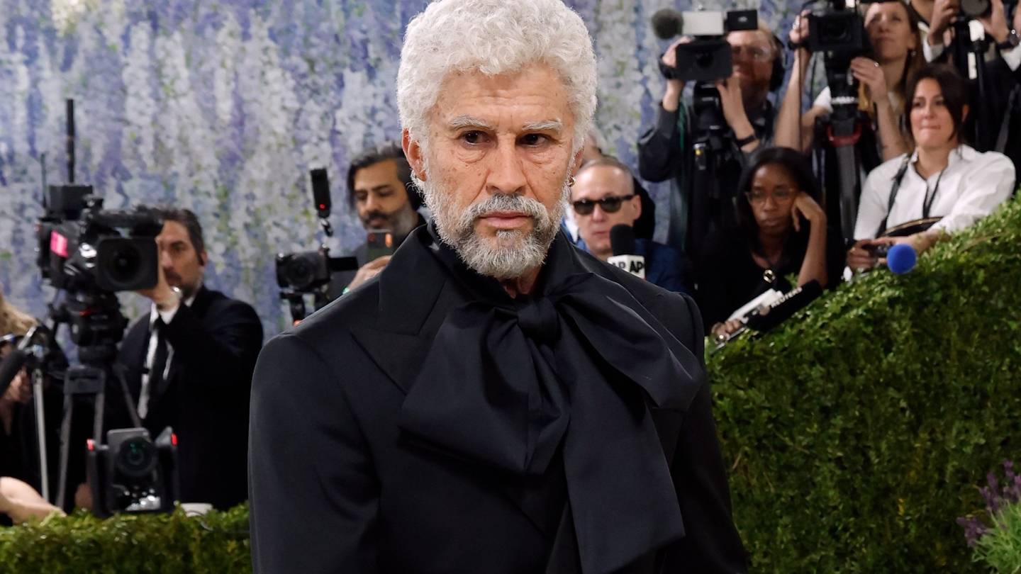 Γιατί ο Bad Bunny μεταμφιέστηκε σε ηλικιωμένο στο Met Gala