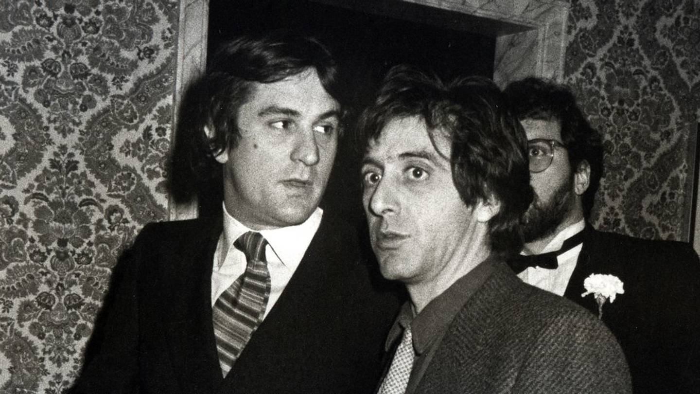 Στο debate του Twitter για το αν ο Al Pacino ή ο Robert De Niro είναι πιο σέξι, το ζουμί είναι αλλού