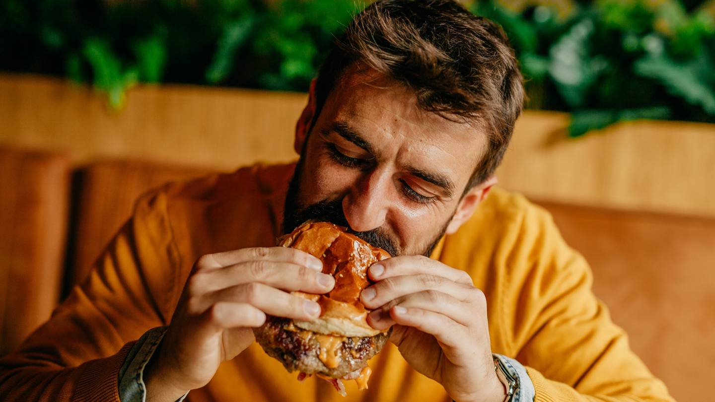 Cheat meal: Βοηθάει πραγματικά στη δίαιτα ή καταστρέφει την προσπάθειά σου;