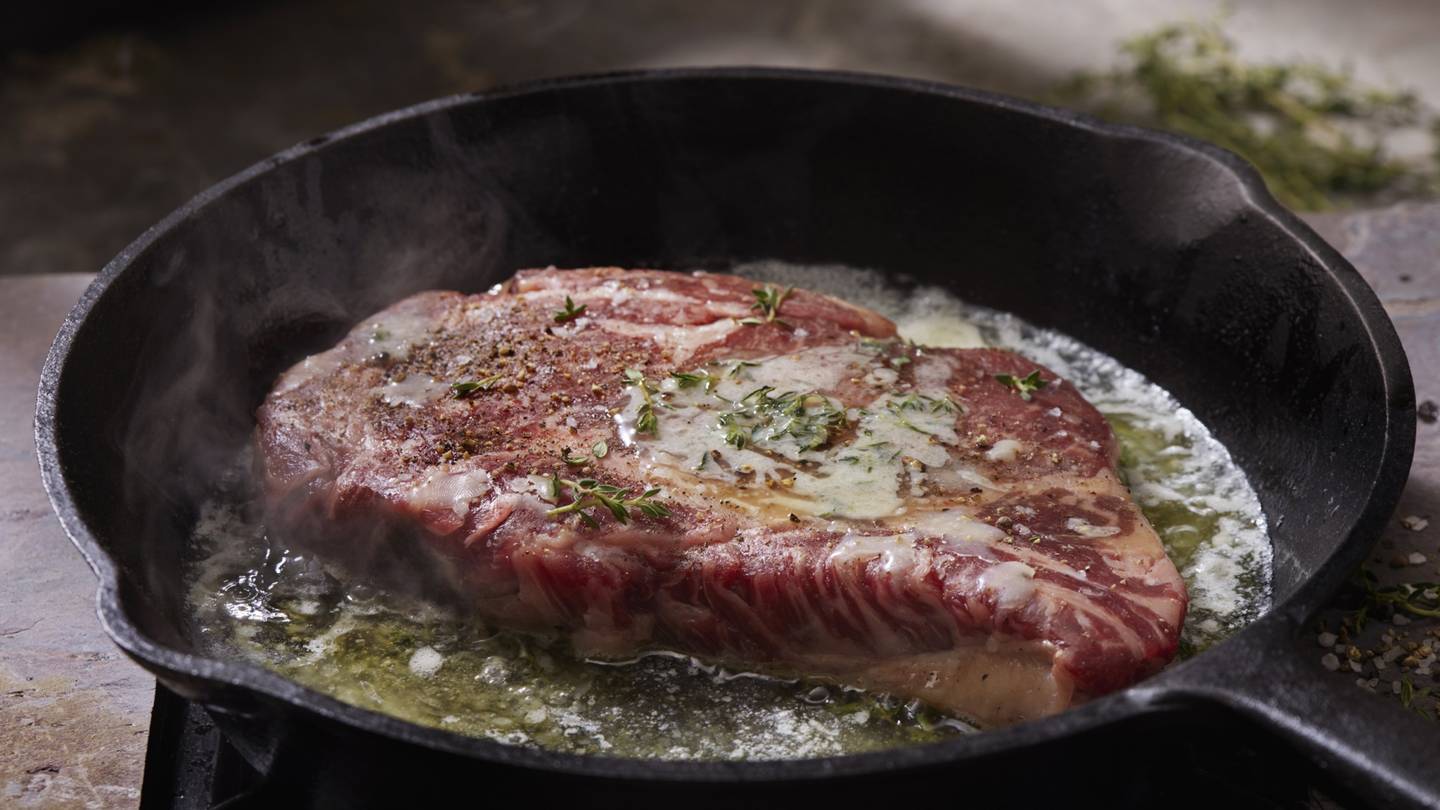 Πώς να ψήσεις steak σε τηγάνι σαν επαγγελματίας: Τα μυστικά για τέλεια κρούστα και ζουμερό εσωτερικό