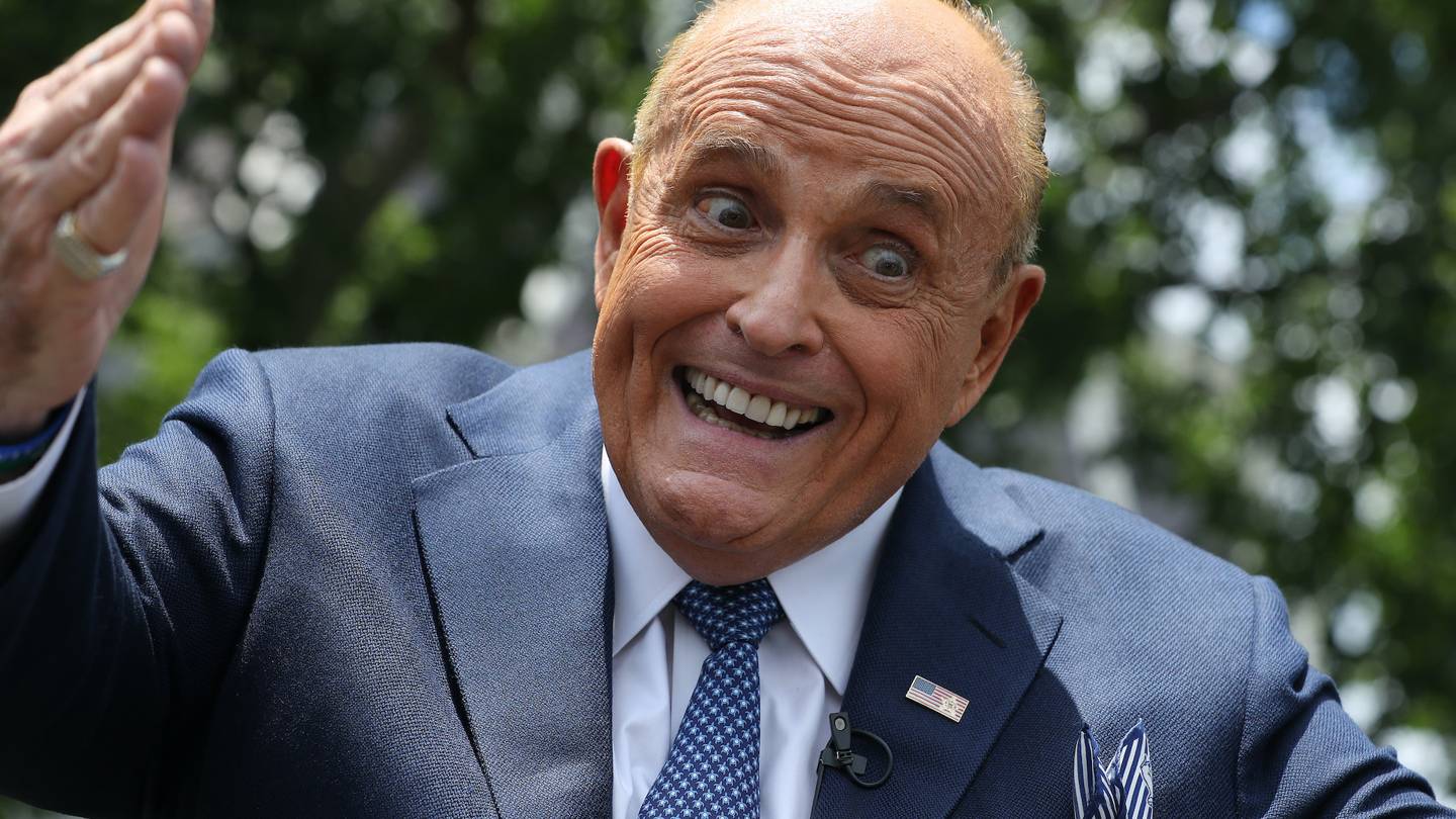 Η σουρεαλιστική αποκαθήλωση του Rudy Giuliani