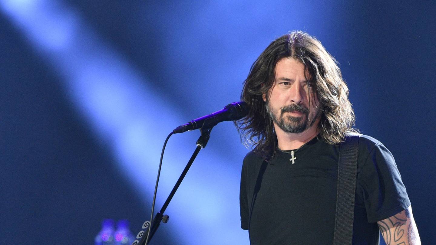 Στα ελληνικά η αυτοβιογραφία του Dave Grohl, ντράμερ των Nirvana και μπροστάρη των Foo Fighters
