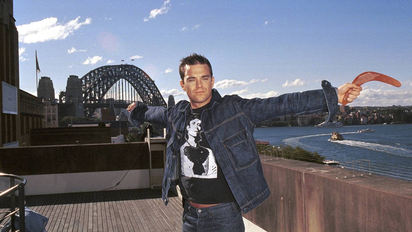 Better Man: Πρώτες εικόνες της ταινίας για τη ζωή του Robbie Williams