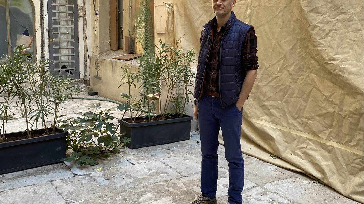 Κώστα Πράπογλου, πώς είναι να μιλά όλη η Αθήνα για την έκθεση Wanderlust / all passports;
