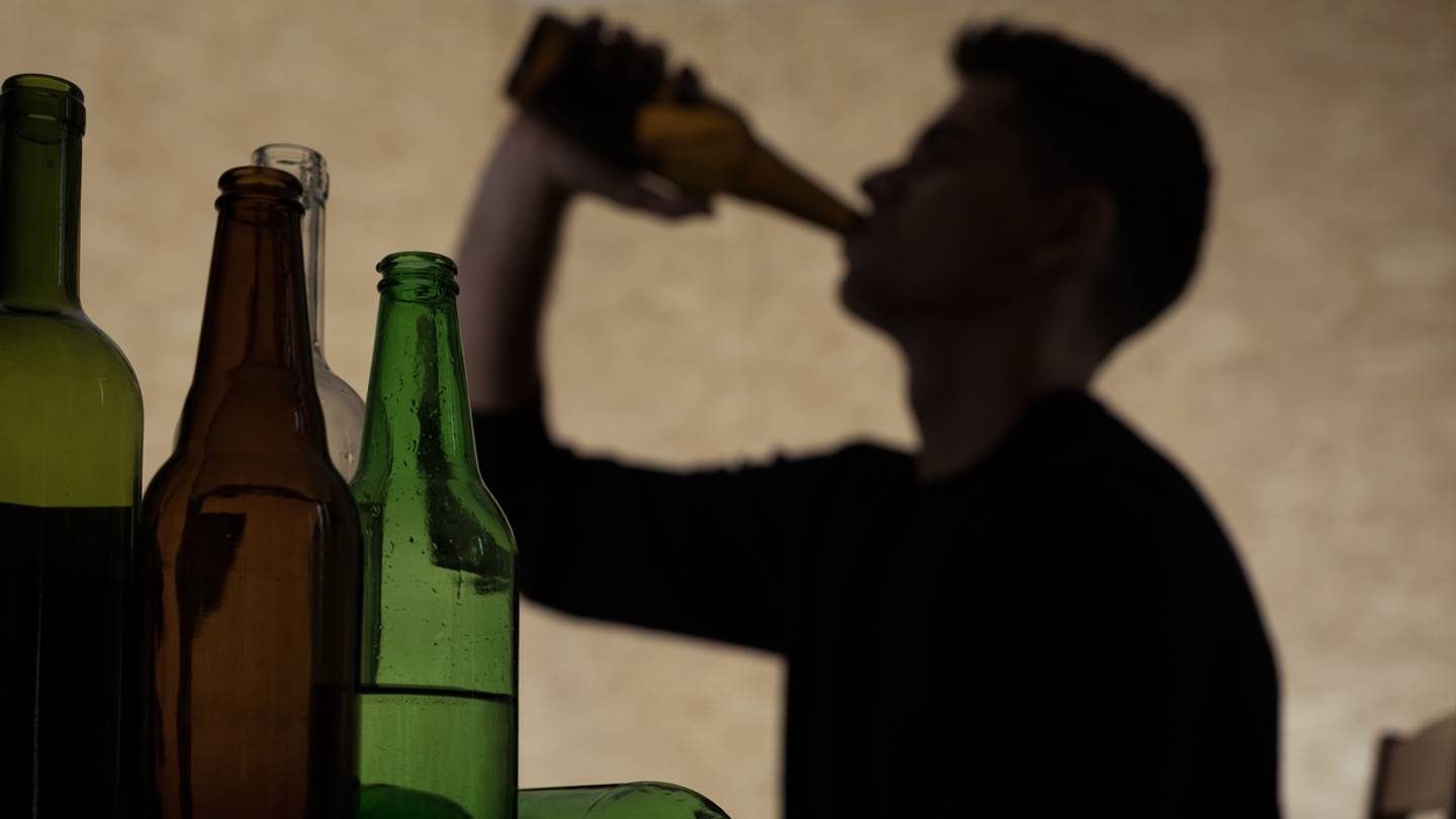 Έρχονται αυστηροί νόμοι για αλκοόλ σε ανηλίκους και κάπνισμα στους εξωτερικούς χώρους