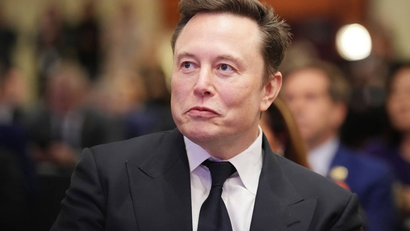 O Elon Musk ως αδυνατισμένος Άγιος Βασίλης είναι ό,τι πιο cringe είδαμε σήμερα
