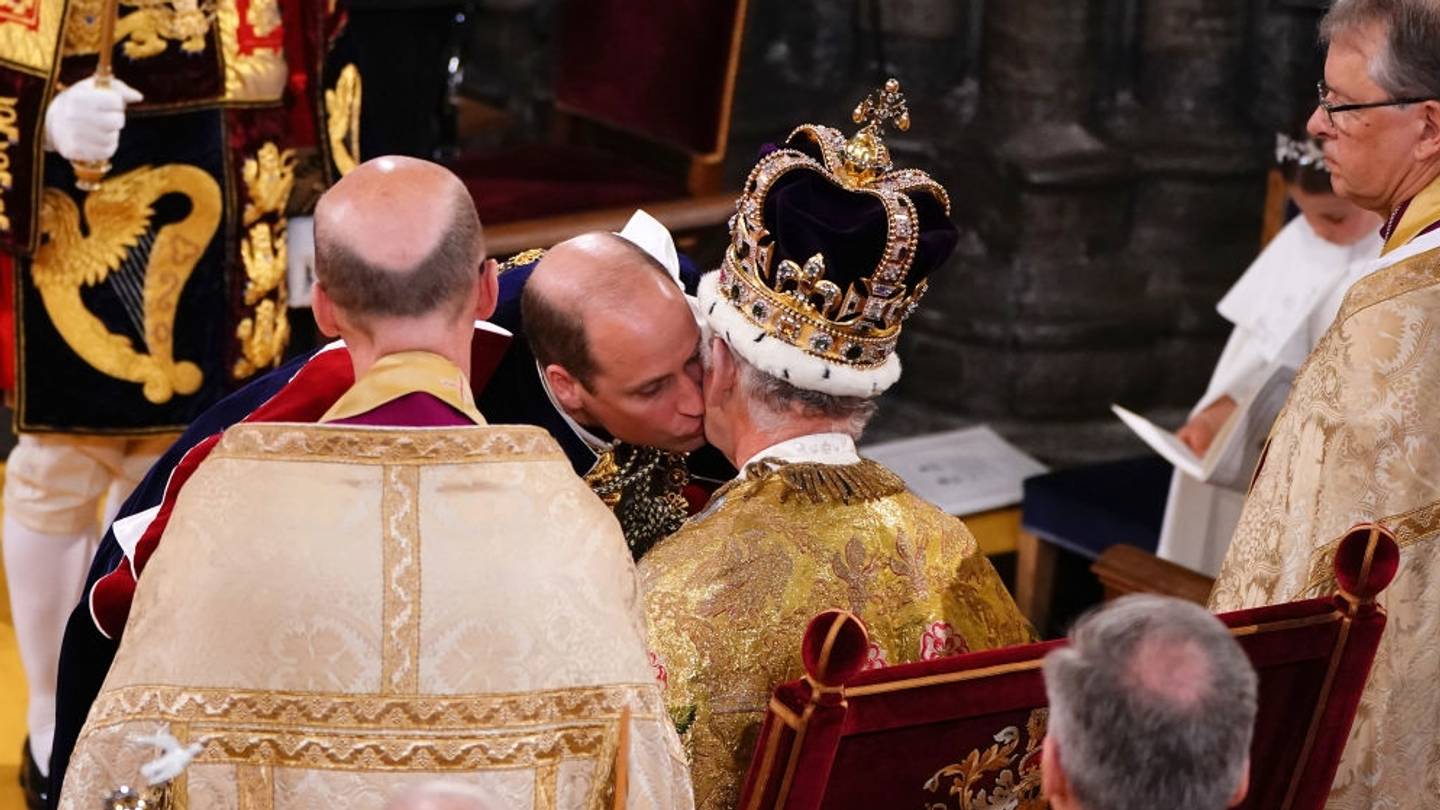 Τι ψιθύρισε ο Κάρολος στον William, κατά τη στέψη του