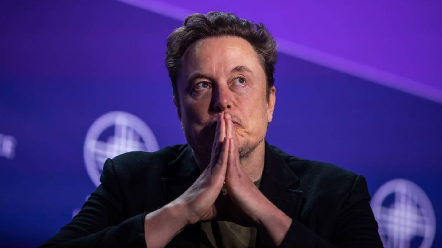 O Elon Musk μιλά για ελευθερία του λόγου και μετά σπάει ρεκόρ αποκλεισμών στο X (Twitter)