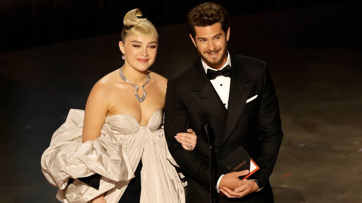 H 'περίεργη' στιγμή στην ερωτική σκηνή του Andrew Garfield και της Florence Pugh