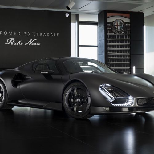 Η μοναδική μαύρη Alfa Romeo 33 Stradale χωρίς βαφή - Χρειάστηκαν τρία χρόνια για την κατασκευή της