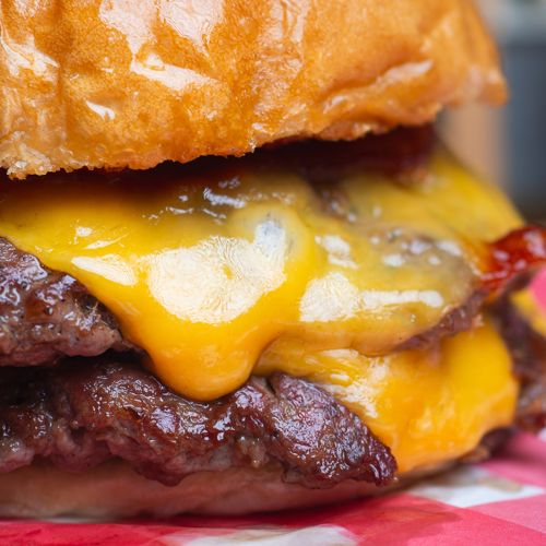 Πώς να λιώσεις σωστά το τυρί πάνω στο burger