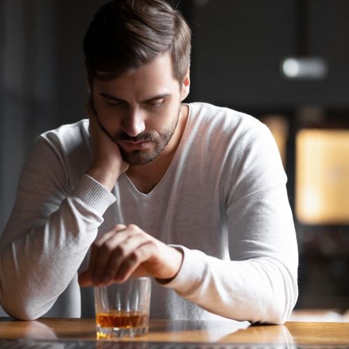 Τι αλλάζει στη σχέση ενός άνδρα με το αλκοόλ όταν μένει μόνος