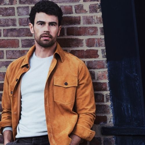 O Theo James είναι ένας πραγματικός gentleman