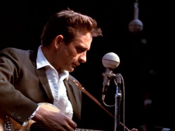 O Johnny Cash χρειάστηκε μόνο την καρδιά του και ένα μαύρο κοστούμι