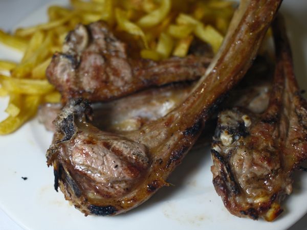 4 μαγαζιά στην Αθήνα για αρνίσιο παϊδάκι όπως πρέπει να είναι
