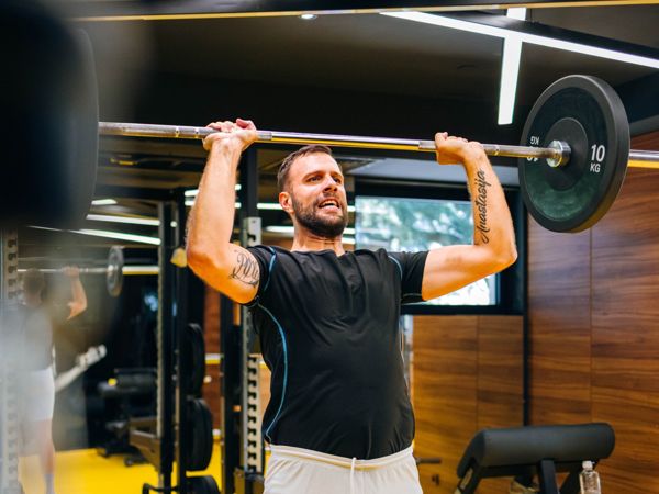 Πώς η δύναμη της λαβής σου θεωρείται σημαντικός δείκτης της συνολικής υγείας σου