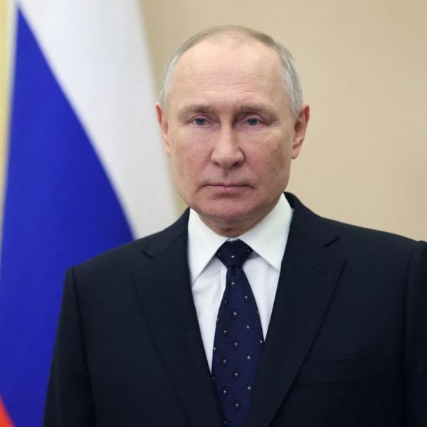 Πώς ο Putin κάνει τους νέους της Ρωσίας να του μοιάζουν