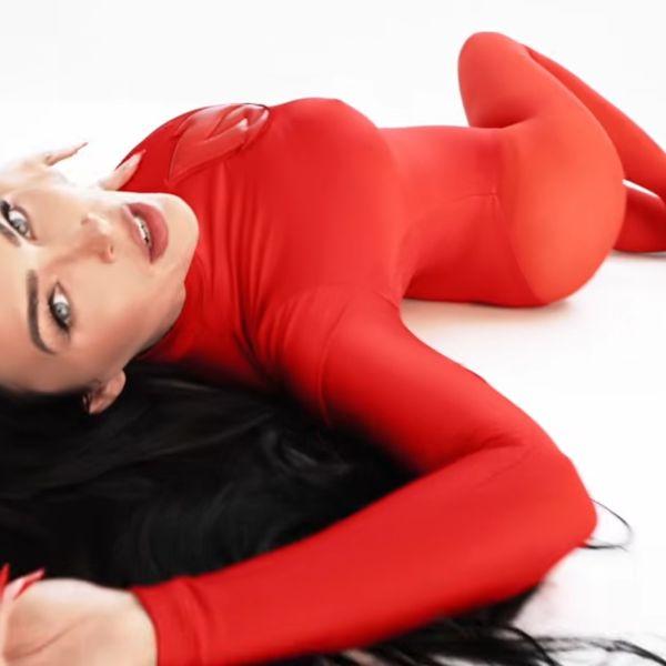 Η Megan Fox ντύθηκε στα κόκκινα και μόλις θεράπευσε κάθε ανδρική αδυναμία