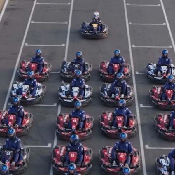 Ο Max Verstappen θα αγωνιστεί απέναντι σε 100 οδηγούς καρτ και θέλει να τους προσπεράσει όλους