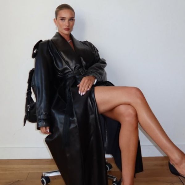 Η Rosie Huntington-Whiteley ξέρει τι κάνει με τη μαύρη δαντέλα