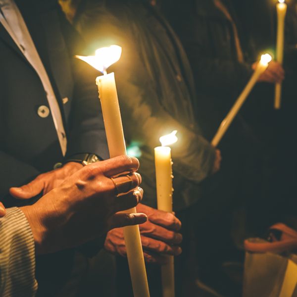 Ο Επιτάφιος είναι η πιο ήσυχη στιγμή μιας πόλης που πεθαίνει στο θόρυβο