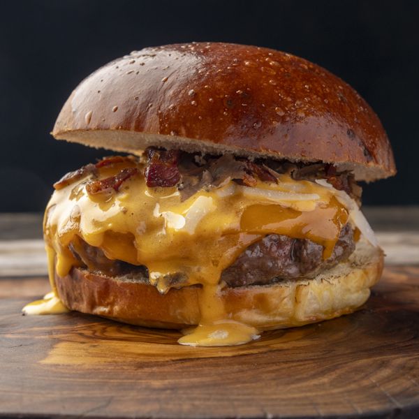 Η ιστορία του cheeseburger αποδεικνύει το πόσο ευφάνταστοι μπορούμε να γίνουμε με το φαγητό μας