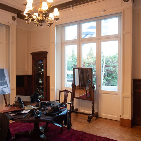 Esquire Townhouse Athens: H εταιρεία Kalogirou 